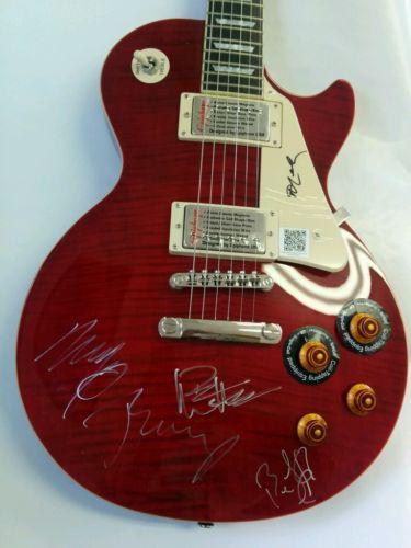 FarmAid's tweet photo. Autographed goodies galore in our #FarmAid2014 auction. Bid now to win records and lots more http://t.co/A5YPVnBQ3N http://t.co/RxHQi004QL