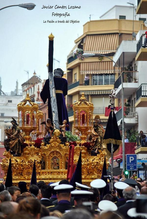 "Caminando vas con la Cruz de Nuestros Lamentos"