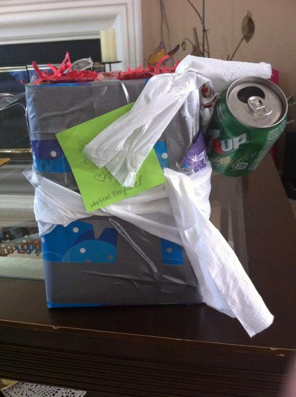 naruxhinacrazy's tweet photo. #IRanOutofTape #HappyBirthdayAvery #WrappingOnPointRN http://t.co/2FY06mrxic