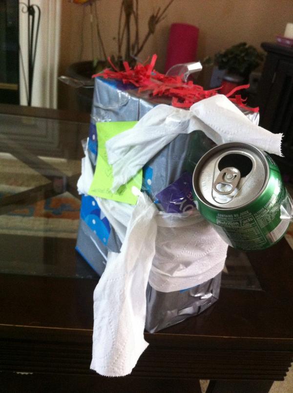 naruxhinacrazy's tweet photo. #IRanOutofTape #HappyBirthdayAvery #WrappingOnPointRN http://t.co/2FY06mrxic