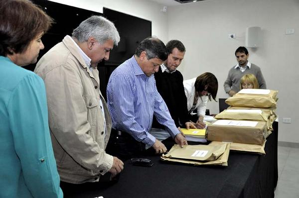 domingopeppo's tweet photo. Ayer abrimos la licitación pública para ejecutar 490 nuevas viviendas a distribuirse en 15 localidades del #Chaco. http://t.co/23ihMcufSg