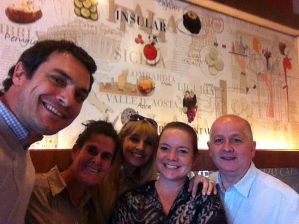 Disfrutando un exquisito almuerzo con amigos en Piacere Chacras