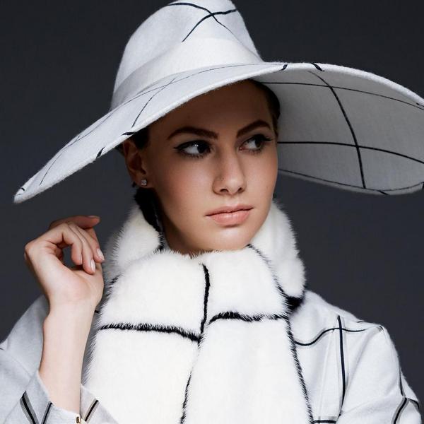 harpersbazaarus's tweet image. EXCLUSIVE: Audrey Hepburn's granddaughter, Emma Ferrer, will make her runway debut in Paris: hbazaar.co/6016ogNr