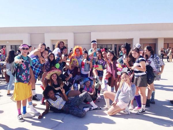 _reeecuhh's tweet photo. But SENIORS do it better(; WACKY WEDNESDAYYYYY 🎉😝 http://t.co/iUcYtSfLPQ