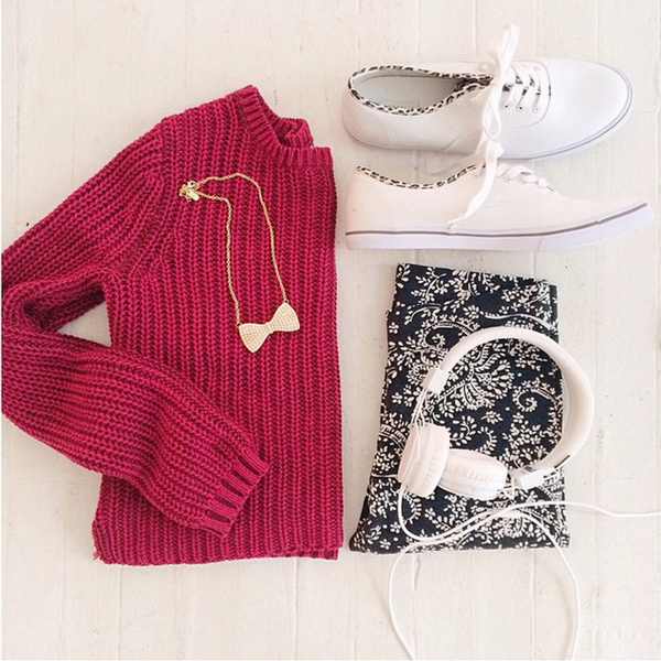 Aeropostale's tweet photo. lounging in our fave sweater and printed leggings. http://t.co/4bNf3wBCvk http://t.co/GBsZ12gS6x