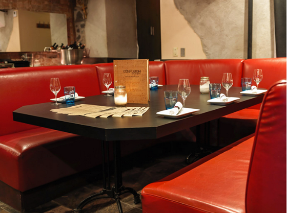Confusiontapas's tweet image. Un souper avec beaucoup d’amis? Réservez notre banquette géante qui propose 12 places confortables juste entre vous!