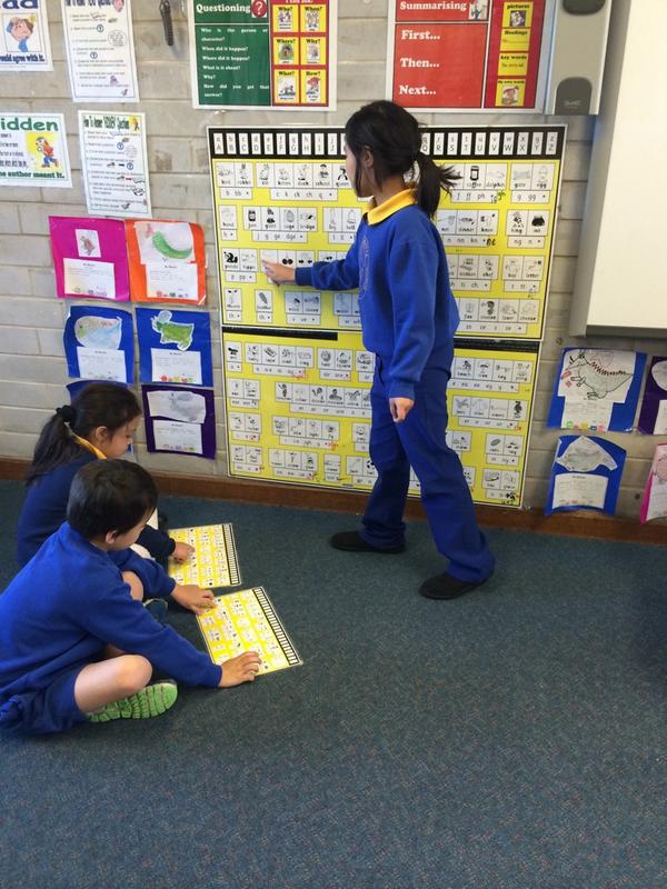 Peer to peer teaching in year 2.