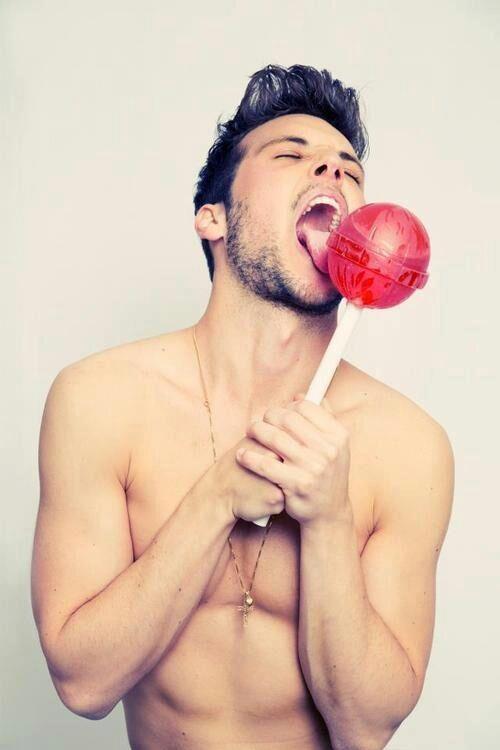 мужчина с леденцом. чупа парень. аниме чупа чупс. чупа чупс для мужчин. парень с конфетами.