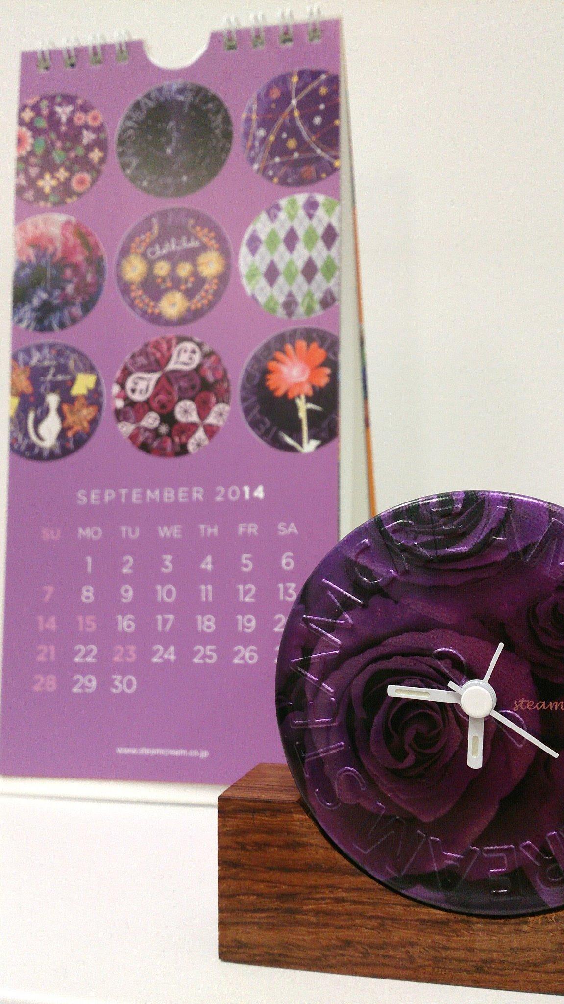 スチームクリーム 缶のリユース リメイク方法をご紹介 今回は時計に大変身 土台の木材を缶の丸みに合わせてカットして缶 を置きます ホームセンターなどでカットしてくれるところもあります 時計針が調整できるよう 接着剤で