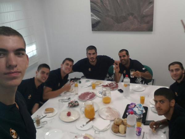 javiercalviche's tweet photo. Alimentandonos despues de la analitica para el reconocimiento medico @AficionRCNT http://t.co/2TdRPKajwX