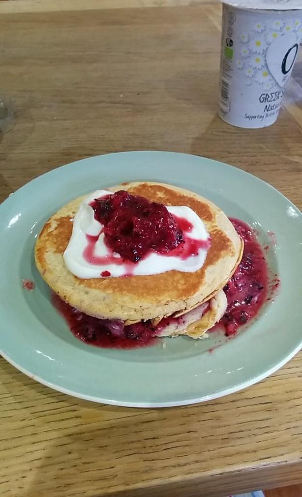 FittyTraining's tweet image. First attempt at protein pancakes with natural Greek yogurt and blitz frozen strawberries and blueberrys. A.maaazing!