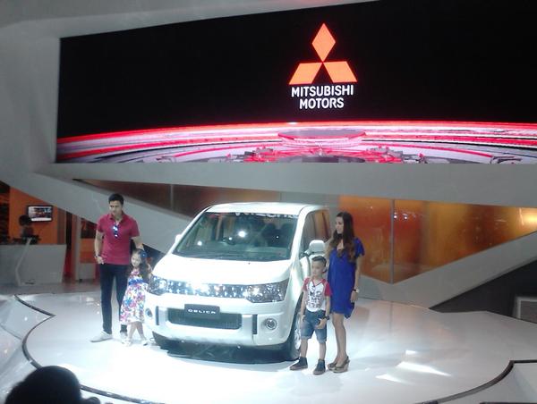 majalahautocar's tweet photo. Ini dia tampilan Mitsubishi Delica yang hadir @IIMS2014_ 
@KTBMitsubishi @PajeroIndonesia @idSUV @G7GI #ACID http://t.co/fBIhl30TJE