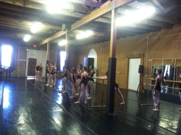 ArtifactDancePr's tweet photo. Check out this huge advanced #balletclass at #tucson 's very own #ARTIFACT #dance studio! http://t.co/NxhLzfa2ML