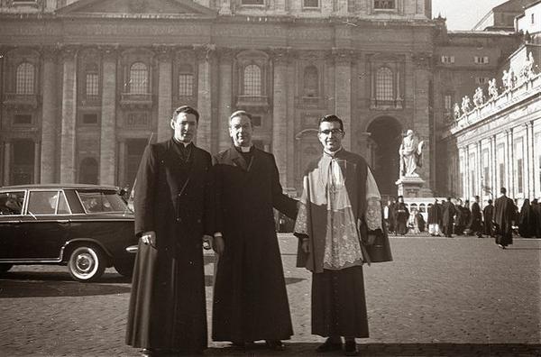 opusdei_de's tweet photo. Der #selige @alvaro14_org war während des II. Vat. #Konzils als Berater tätig - ein Einblick http://t.co/wrFJmuacFp http://t.co/v6mfVWoeEn