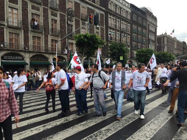 FactsConfirmed_'s tweet photo. La marcha #2deOctubreNoSeOlvida entra al Zócalo con el comité 68 al frente http://t.co/U9n0ZFkMit