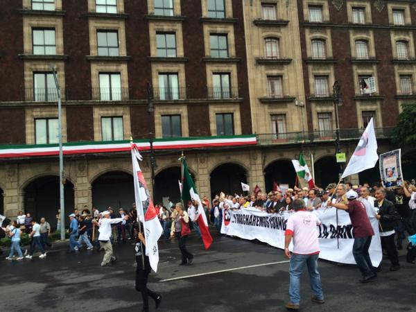 FactsConfirmed_'s tweet photo. El comité 68 será el primero en entrar al Zócalo #2deOctubreNoSeOlvida http://t.co/Bd4oUpd9jM
