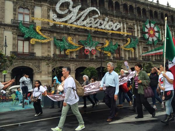 VladimirRiosMX's tweet photo. #2deOctubreNoSeOlvida llega la vanguardia de la marcha al zócalo @Revolucion3_0 http://t.co/I0tqGWgqy1
