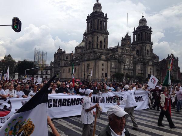 EfektoTv's tweet photo. Vanguardia comité del 68 entra al zócalo capitalino lanzando consignas http://t.co/CgY2XuqWMS (vía @Guiesga) #2deOctubreNoSeOlvida