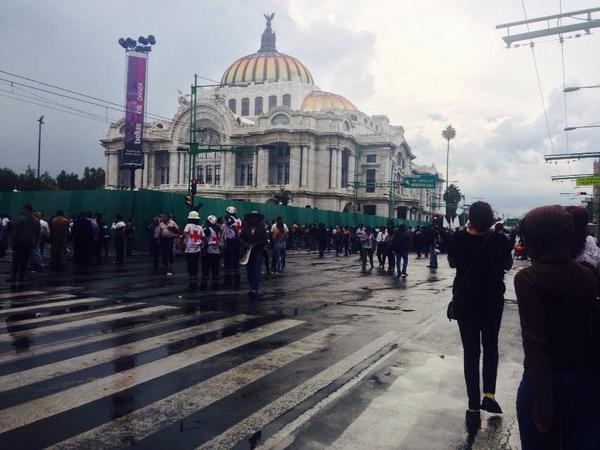 Revolucion3_0's tweet photo. Marcha #2DeOctubreNoSeOlvida La vanguardia ha pasado el Palacio de Bellas Artes http://t.co/bHWngyAKGp http://t.co/vKWhiZY1Hh
