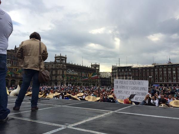 VladimirRiosMX's tweet photo. Llega la marcha al zócalo #2deOctubreNoSeOlvida @Revolucion3_0 http://t.co/1sMYC1KKjX