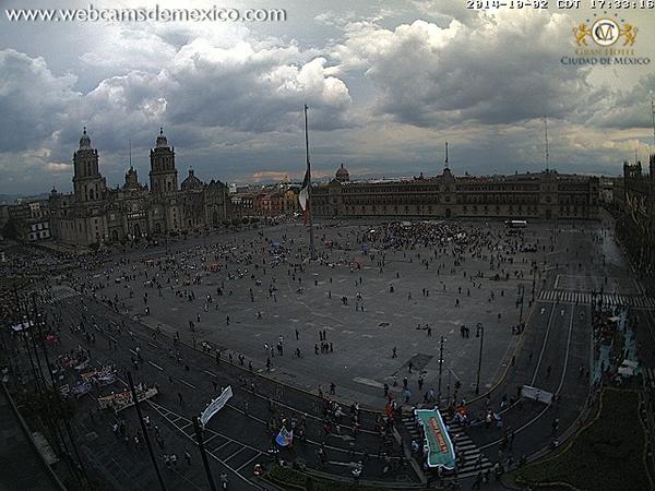 webcamsdemexico's tweet photo. Zócalo Capitalino en este momento 17:33. Llega la vanguardia de la Marcha del 2 de octubre http://t.co/Ymcou3ifh4