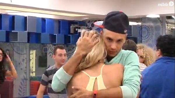 MixxNothing's tweet photo. Omar asegurándose de que el abrazo queda bien captado por la cámara. #Gala5GH15 http://t.co/7Lcd50kowy
