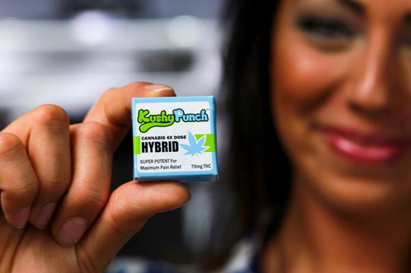 kushypunch's tweet photo. Most edibles don’t have the kinda euphoric feeling, but the Hybrid KushyPunch is perfect. #kushcandy #kush #mmj http://t.co/fl1ZSUv1Sm