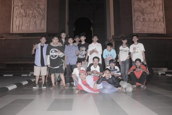 <a href="/KDRBigFamily/">Kediri Big Family</a> with <a href="/GendarPecelHC/">DAGELAN JAWI</a> :))