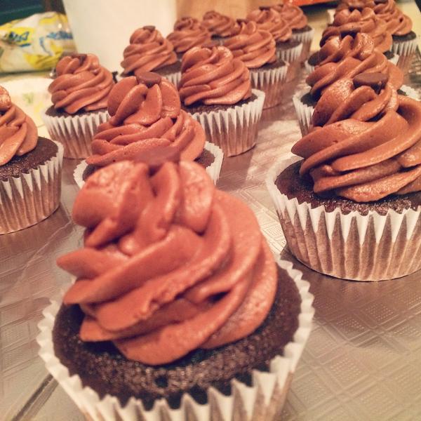 theflyingj's tweet photo. I make #cupcakes. Ya heard? http://t.co/5vu6tUPfDr