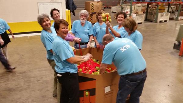 FranBlackburn1's tweet photo. How 'bout dem apples!!  #sctcfall packed 25,000 pounds of food # san diego food bank in 2 hours! http://t.co/dlHDJwn6S4