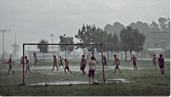 MotivacionesF's tweet photo. No existe mal día para jugar al fútbol... http://t.co/FxCLnO18Xf