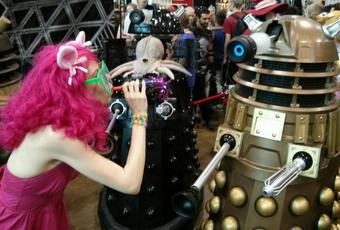 Me as #pinkiepie taking on a #dalek .  #brony #pegasister #mlp #cosplay #drwho http://t.co/GTcqgTsPQ