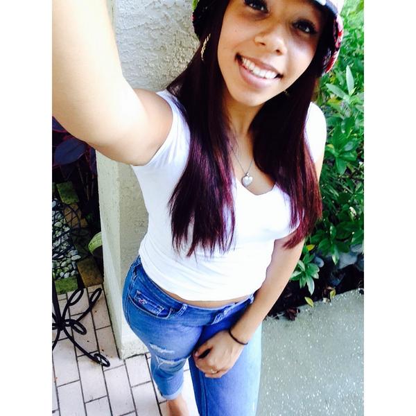 histrophy98's tweet photo. Bucket hat 💜🙈💜 http://t.co/1Pu4FzMihg