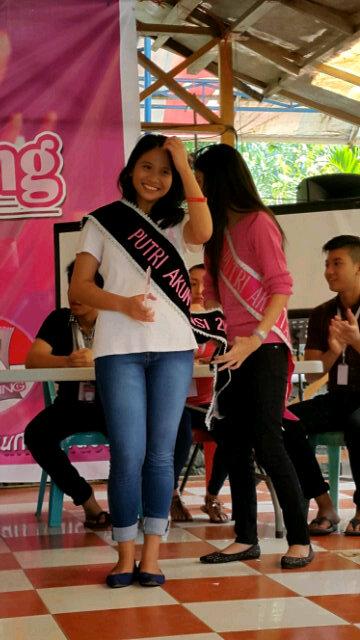 GPdI_bahu's tweet photo. Banyak slmat buat enci @dssoeradi yg tlah meraih gelar sbg Putri Akuntansi 2014 di Fakultas Ekonomi dan Bisnis.. JBU http://t.co/kwTDmkDmwQ