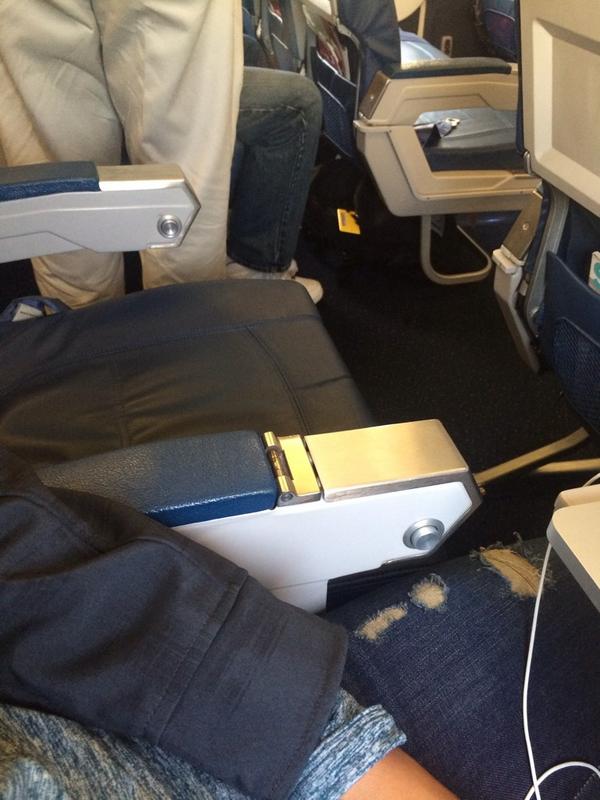 christinaredd's tweet photo. Peeps! Flying on a Tuesday is literally the best thing in the world #FirstClass #NotReally #FreeRow #HashtagAbuse http://t.co/6h0VdAf2IF