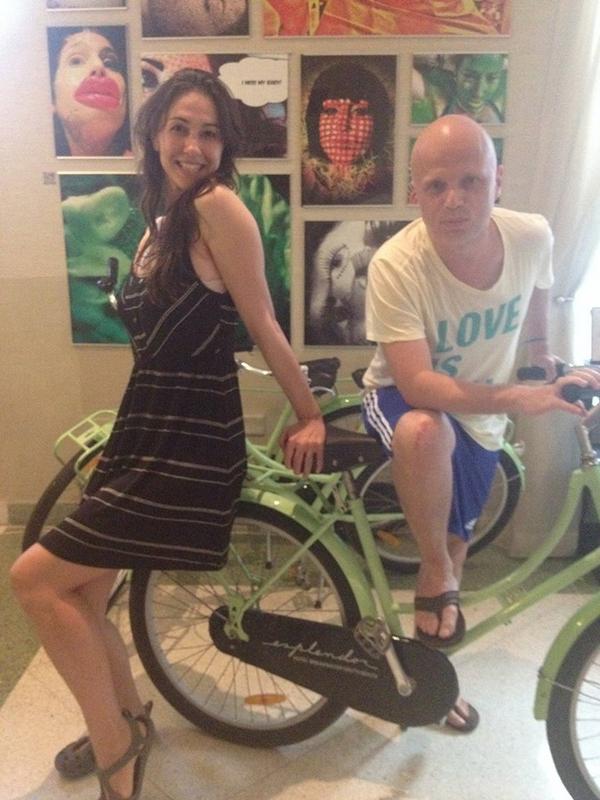 "Ya está toda la familia de Metro y Medio transmitiendo desde el Esplendor Breakwater #MyMenMiami" <a href="/EsplendorH/">Esplendor Hoteles by Wyndham</a>