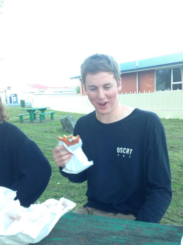 isaacp19's tweet photo. George says this is the best donut he's ever had! He's younger punching the hell outta that donut! #amirightguys #pop http://t.co/zyg2NGEnqQ