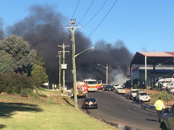FRNSW's tweet image. DUBBO | 200m exclusion zone in place, MRT “@WINNEWS_CW http://t.co/xrWcGqmLfg” #FRNSW &amp;amp; other services on scene. #Fire ops. cont.