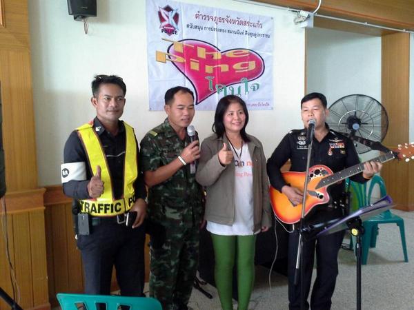 Hahajed's tweet photo. @tri333 กิจกรรมสร้างรอยยิ้ม ณ รพ.อรัญฯ http://t.co/gqPuU8pKkE