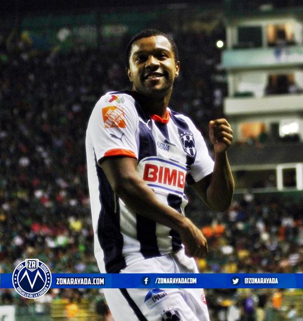 zonarayada's tweet photo. El hombre que hace a una tribuna brincar y alentar por el equipo. ¡Gracias @08Dorlan ! #HonorDeSerRayado http://t.co/T1qNFi7Hoe