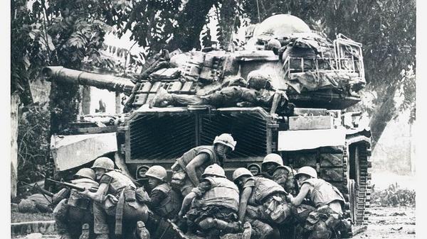 ট ইট র Hound ベトナム戦争だとこの写真がスゴく印象に残ってる 戦車を盾に勇敢な海兵が市街戦を行ってる写真だけど よく見ると戦車の上に仲間の遺体 が乗っている ほんと激戦 Http T Co 6g09pqcckn
