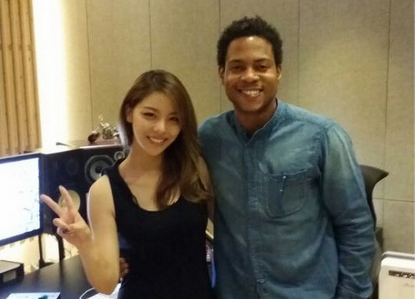 soompi's tweet photo. #Ailee Takes a Photo with Beyoncé’s Producer Shea Taylor, American Debut in the Works http://t.co/G590rF1MYl http://t.co/rZOwdB8jOs