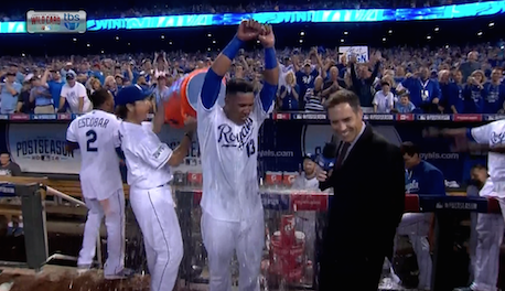 BleacherReport's tweet photo. The Royals WALK-OFF! Salvador Perez hits a walk-off single and the #Royals beat the A’s 9-8 in 12 innings! http://t.co/vkRE7jzhBJ