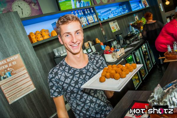 Cafe040's tweet photo. Zoals de meeste van jullie al geraden hadden.... Vanaf vandaag is de nieuwe beheerder van Café040 is... Tim de Graaf! http://t.co/zYf0HB48Hv