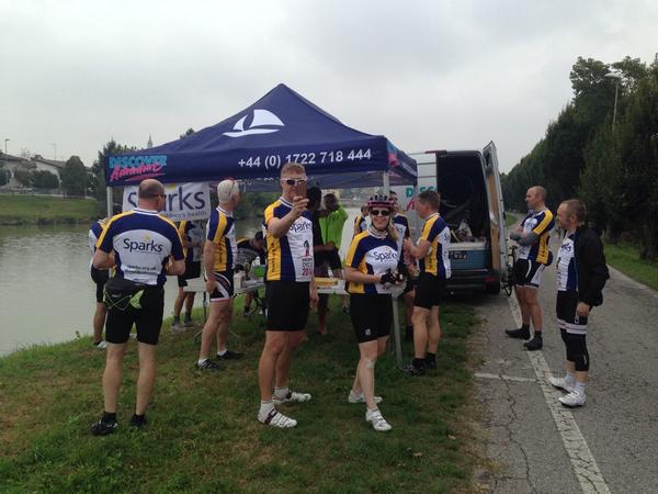 seanroyce1's tweet image. Lunch stop 50 miles in on day 1. Cameras at the ready from @KCOMcycles for @SparksCharity