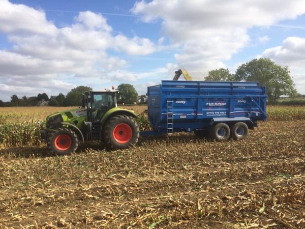 HenlowHayMan's tweet photo. Started on the maize @StewartTrailers @TheFarmingForum http://t.co/SlpcpO36Xn