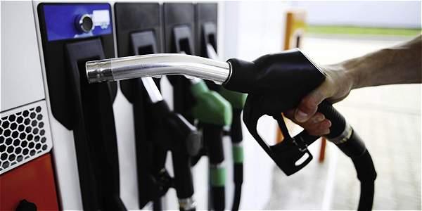ELTIEMPO's tweet photo. Galón de gasolina, 21 pesos más caro en octubre http://t.co/lCESw6Z6K6 http://t.co/kkPIQSiGYX