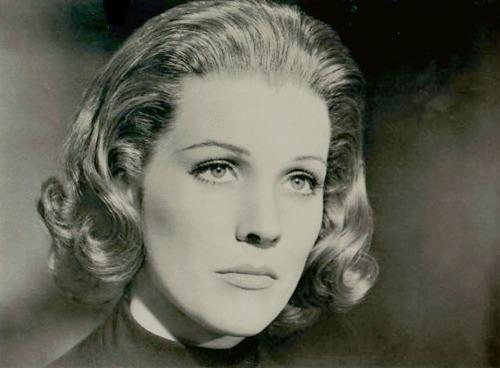 Happy birthday to Julie Andrews  (wed to Tony Walton + daughter + Grauman´s Chinese Theatre) 