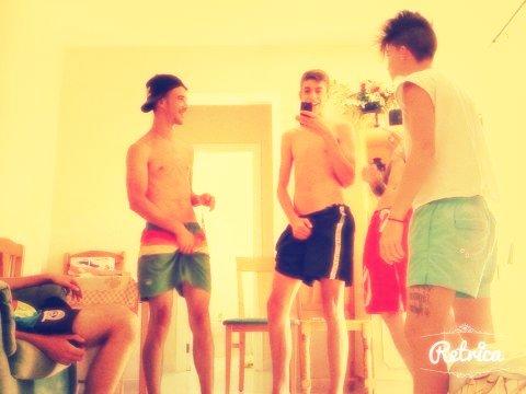 aaronmartinrico's tweet photo. Y stos tocacolas @Jesusdelcasar @pelo_aR  y sus gritos @rc_siempre10 #nuestrosmomentos os amo @Vicente_mf #pepe http://t.co/HdVRxFA7W4