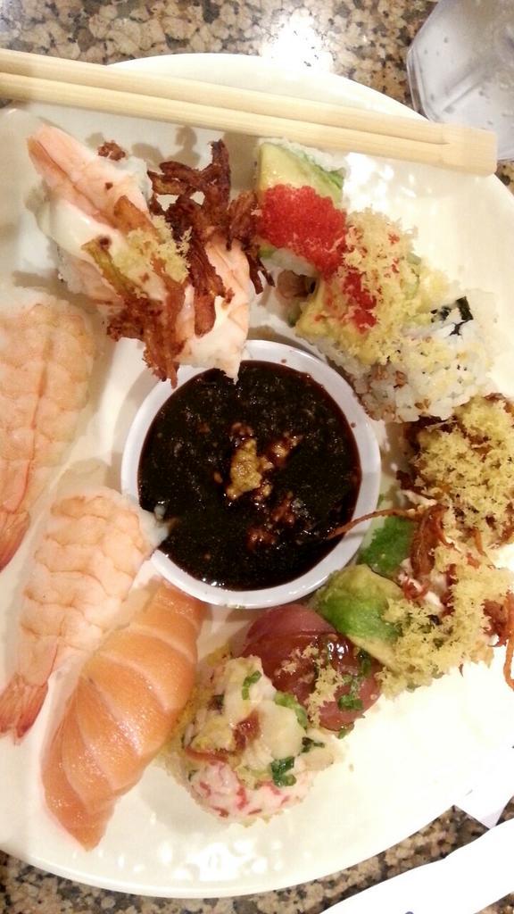 RATMYNWA11's tweet image. I went on a Goku berserker move on all this sushi! #GrubbedOut #LastMealBeforeIGetFired #TwoWeeksFromNow #LimoDinner